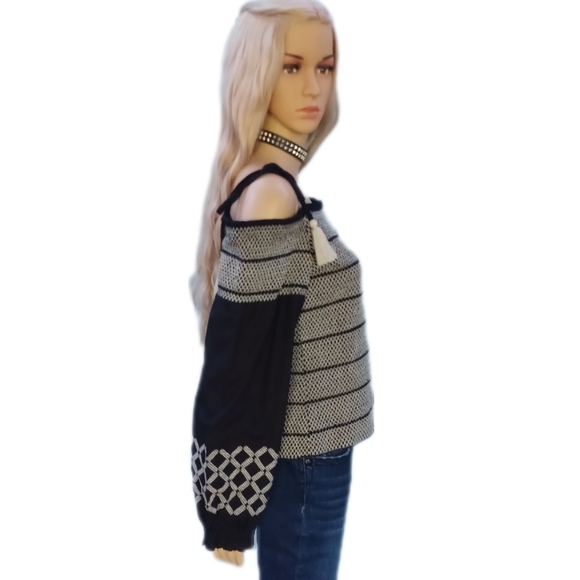 INC XL balloon sleeve cold shoulder top - Picture 4 of 7